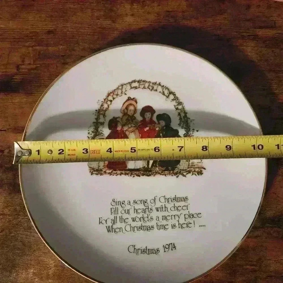 Vintage Holly Hobbie Christmas 1974 Sing A Song Porcelain Commemorative Plate - Picture 6 of 6